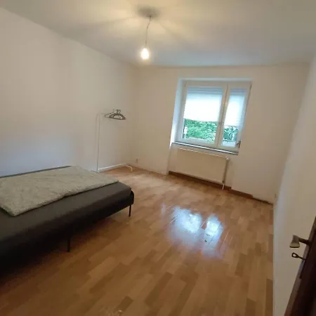 Apartment Spacious Flat With 3 Bedooms For 5-8 Guests