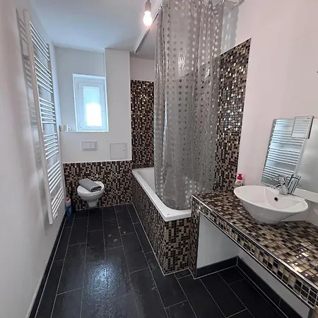 Spacious Flat With 3 Bedooms For 5-8 Guests