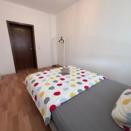 Apartment Spacious Flat With 3 Bedooms For 5-8 Guests *