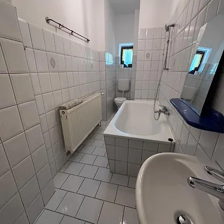 Apartment Spacious Flat With 3 Bedooms For 5-8 Guests *