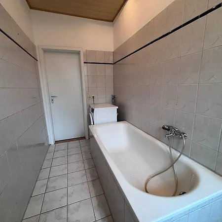 Апартаменты Spacious Flat With 3 Bedooms For 5-8 Guests *