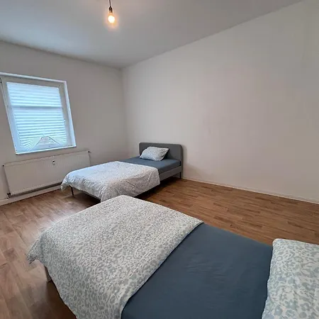 Апартаменты Spacious Flat With 3 Bedooms For 5-8 Guests Цайц