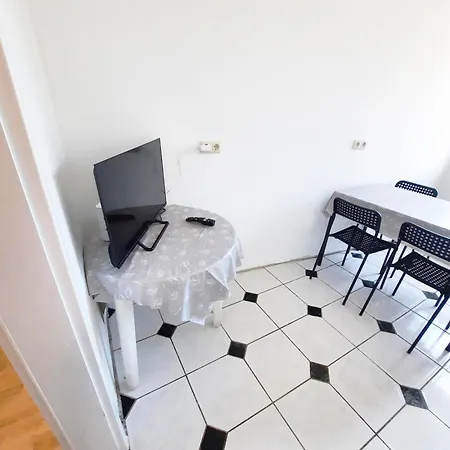 Spacious Flat With 3 Bedooms For 5-8 Guests Цайц