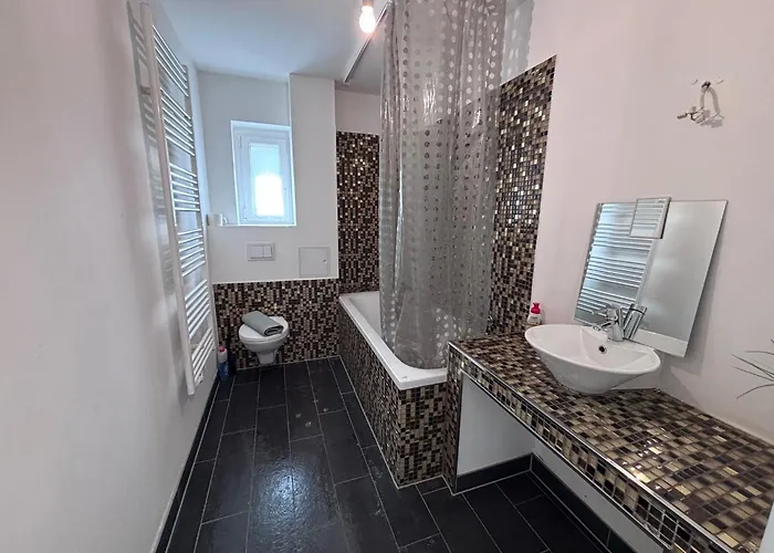 Spacious Flat With 3 Bedooms For 5-8 Guests